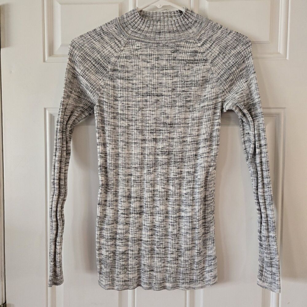 St. John’s Bay Women’s Medium Ribbed Gray Sweater Stretchy Slim Fitting Neck Hig